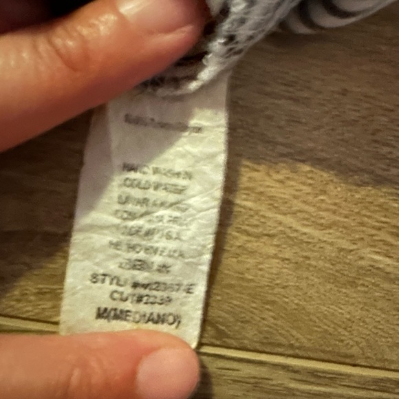 Black and White Cut out Shoulder Stripes and Bird Patterned T-Shirt - Picture 3 of 6